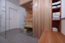 RUKU Sauna Galerie Kabinen mit Holzverkleidung